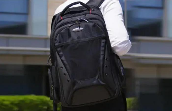 很好奇，整天背着笔记本电脑的那些人都是干啥的，这么拼吗？